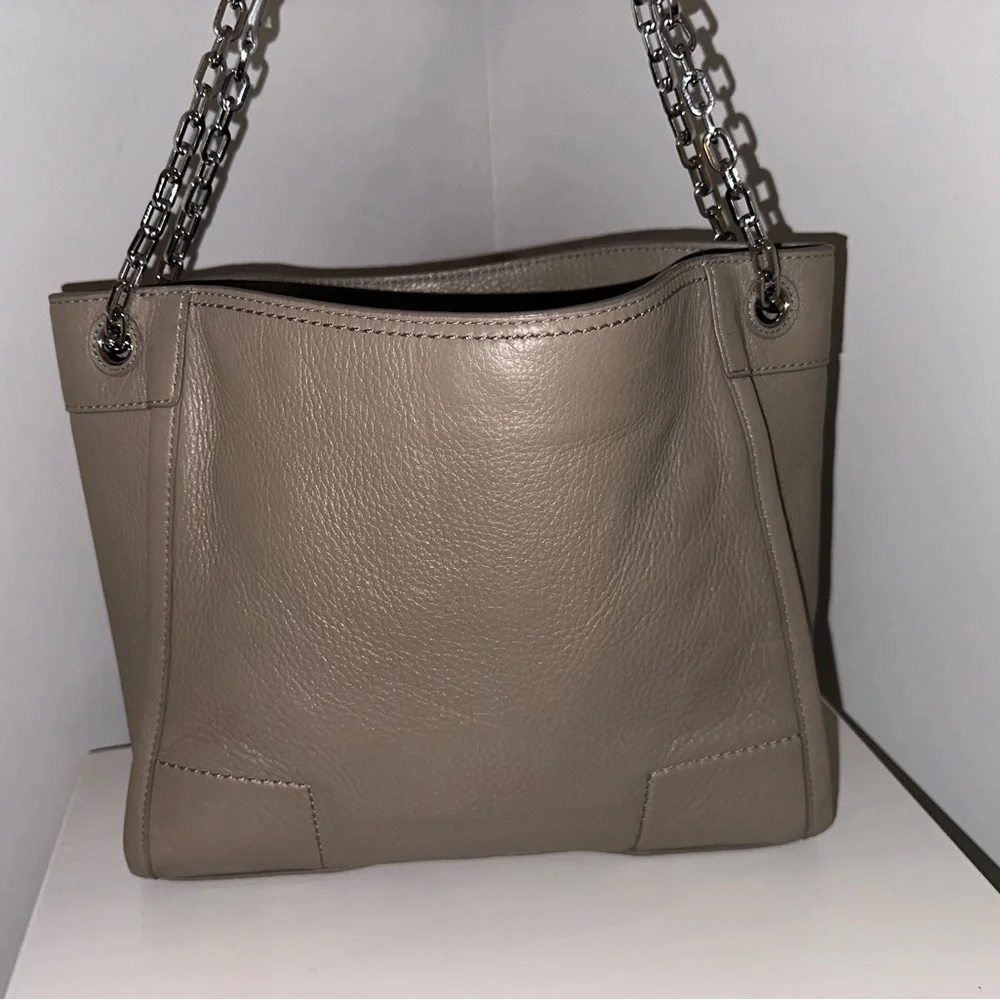 Tory Burch Small Britten Slouchy Tote. - Picture 2 of 8